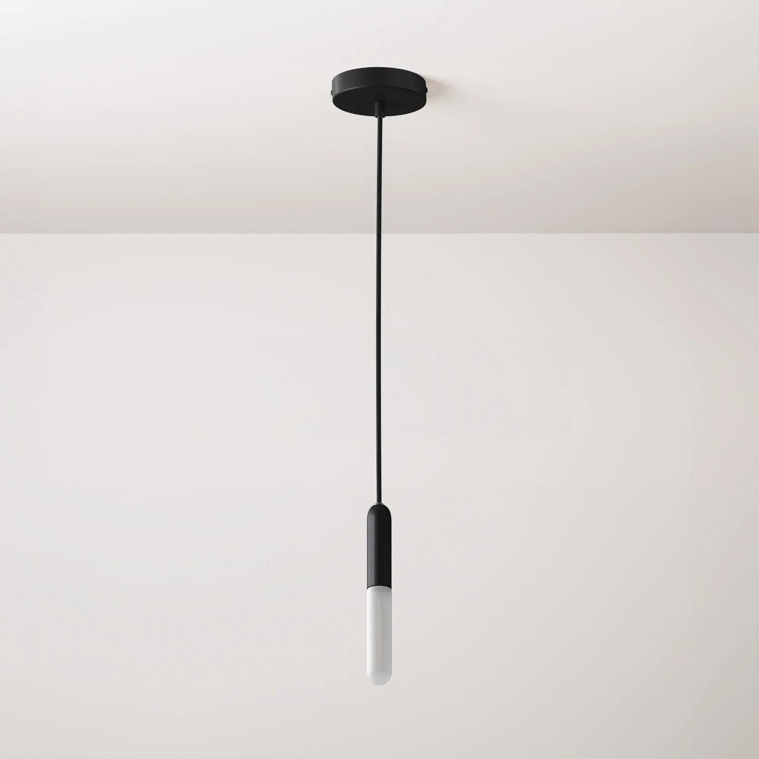 Hanglamp compleet met textiel strijkijzersnoer, E14 P-Light fitting en metalen afwerkingen - Zwart